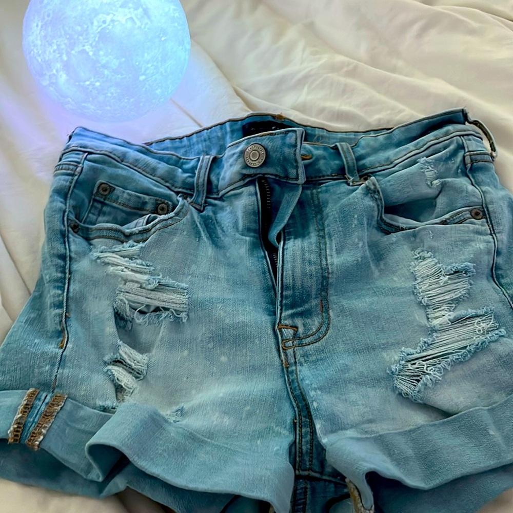 Blue jean shorts.